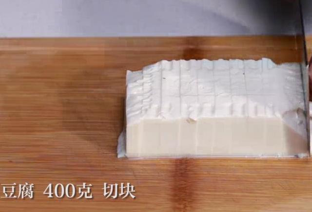 豆腐容易碎，用这种方法，做出的鸭血汤不仅鲜嫩，而且豆腐也不碎