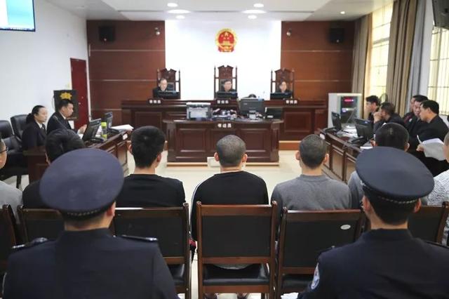 侵犯公民个人信息 九名男子法庭受审