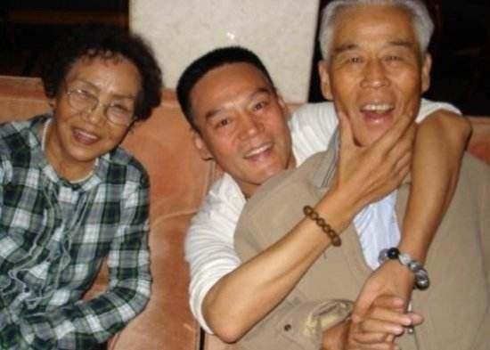 62岁魏子二婚娶舞蹈老师 他曾离婚净身出户 儿子非常帅气