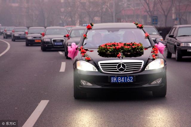 百名大妈阻拦婚车，不给钱不让走，环卫工：我也来蹭蹭喜气！