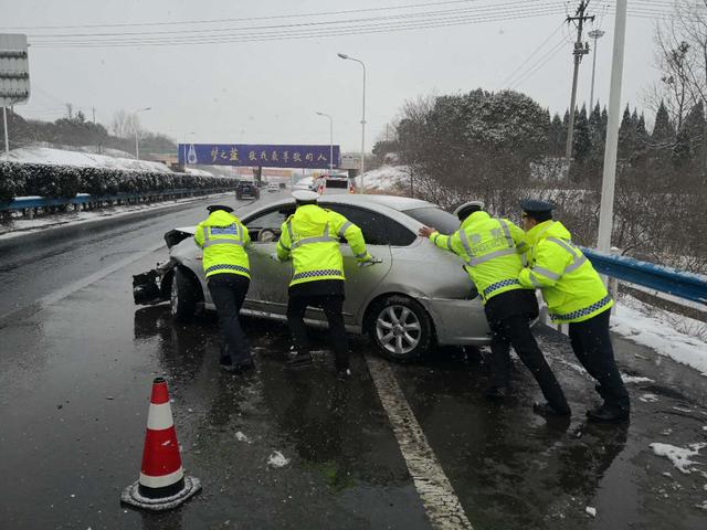 河南高速交警用坚守和服务守护平安  春节假期全省高速公路总体平稳有序