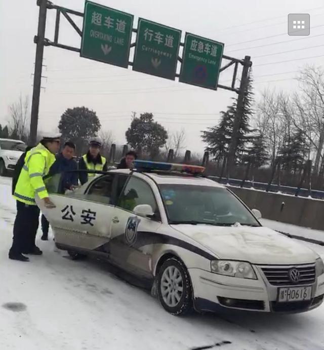 河南高速交警用坚守和服务守护平安  春节假期全省高速公路总体平稳有序