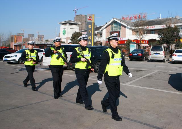 河南高速交警用坚守和服务守护平安  春节假期全省高速公路总体平稳有序