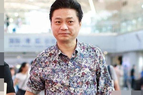 崔永元再发声，知名人士一张沙发3人5条腿成亮点这姿势绝了