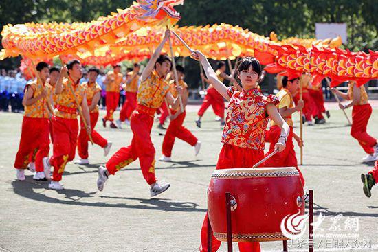 龙文化进校园 日照市新营中学舞长龙闹端午