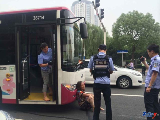 常州大妈一屁股坐在公交车前不起来，仅仅只为找人诉苦