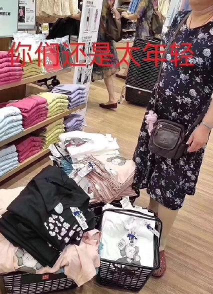 优衣库联名款遭疯抢：不看尺码 模特身上的都被扒走