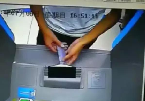 要当心！承德某银行ATM，惊现盗卡器！