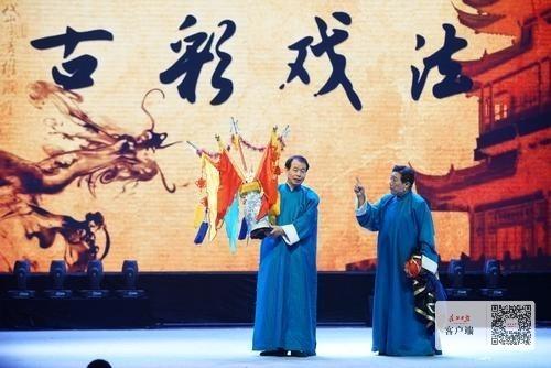 边从长袍里变火盆边说“相声”，千年古彩戏法进校园