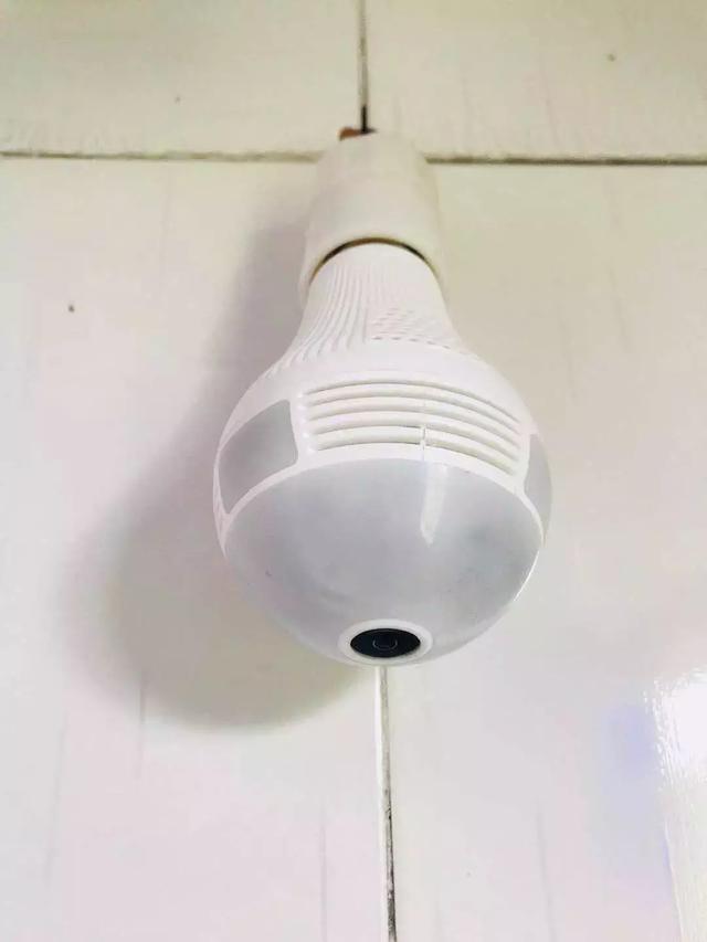 “嘀，网络连接成功！”正在卫生间的女租客看着头上的灯泡，吓出一身冷汗…
