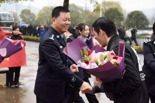 又一特大网络贷款诈骗案告破，带回嫌疑人现场画面震撼！