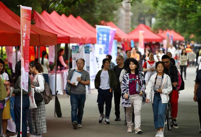 名校都要培养AI英才！清华设人工智能学堂班 北大推机器人工程专业