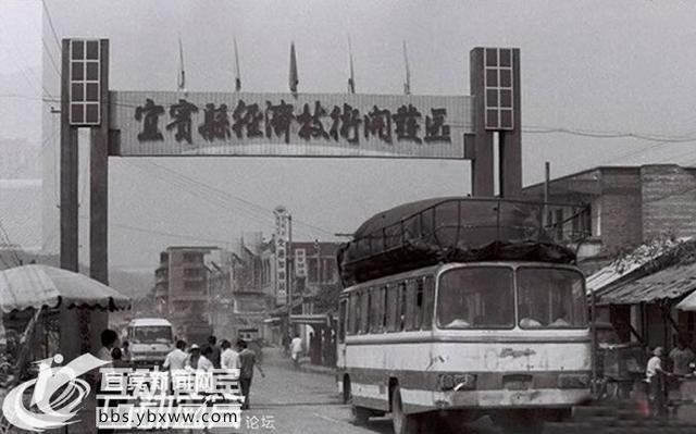 跟着“洞察中国—清华学子宜宾行” 赏三江夜景、品宜宾历史……