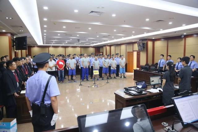 曹延东等18人黑社会性质组织犯罪案一审公开宣判