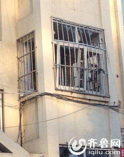 青岛一居民楼疑似天然气爆炸 一人受伤玻璃散落一地