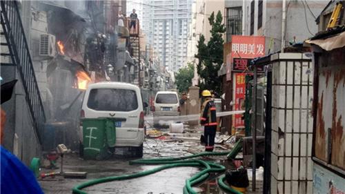 青岛一饭店发生煤气罐爆燃事故 无人员伤亡