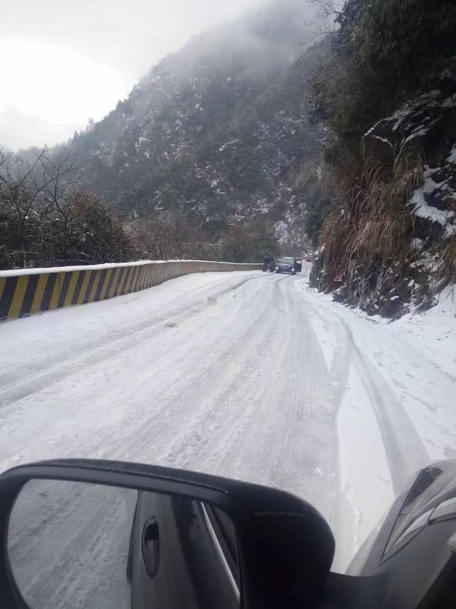 金寨一大巴车山路侧翻，提醒驾车近期路面结冰请谨慎驾驶！