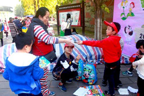 儿童跳蚤市场当老板 学习独立与理财