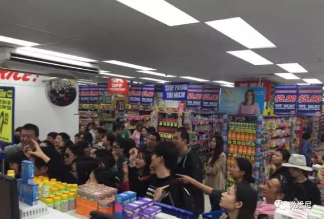 中国游客在海外3分钟买空一家店！在场所有人真的吓到了！