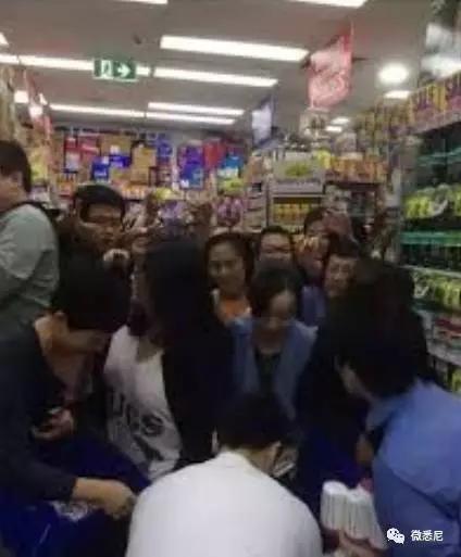 中国游客在海外3分钟买空一家店！在场所有人真的吓到了！