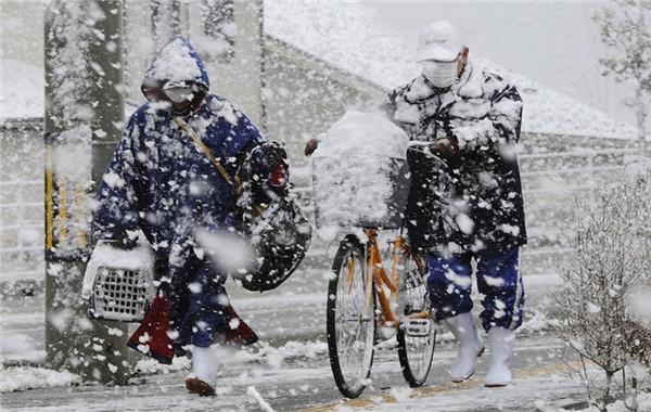 暴雪快将把日本掩埋，超市被买空，不少人将挨饿度寒冬！