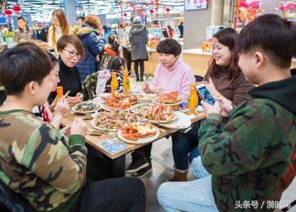 侯毅说餐饮是超市的细分品类，就又拉了百家餐饮品牌“加盟”盒马